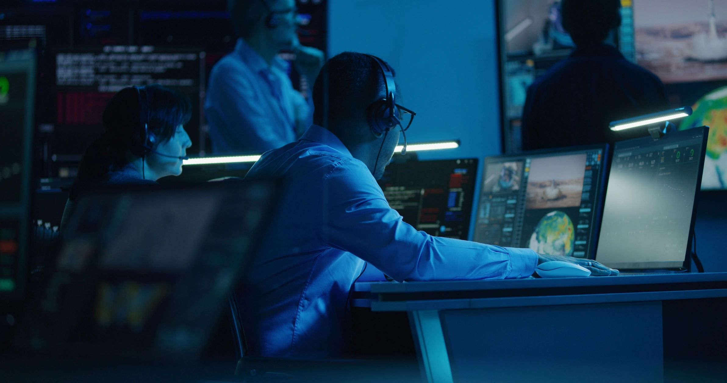 Team monitoring strategy and performance on multiple screens